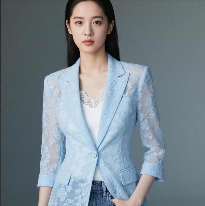 欧阳娜娜再次美出天际浅蓝色蕾丝短裙搭配同款西服魅力四射！
